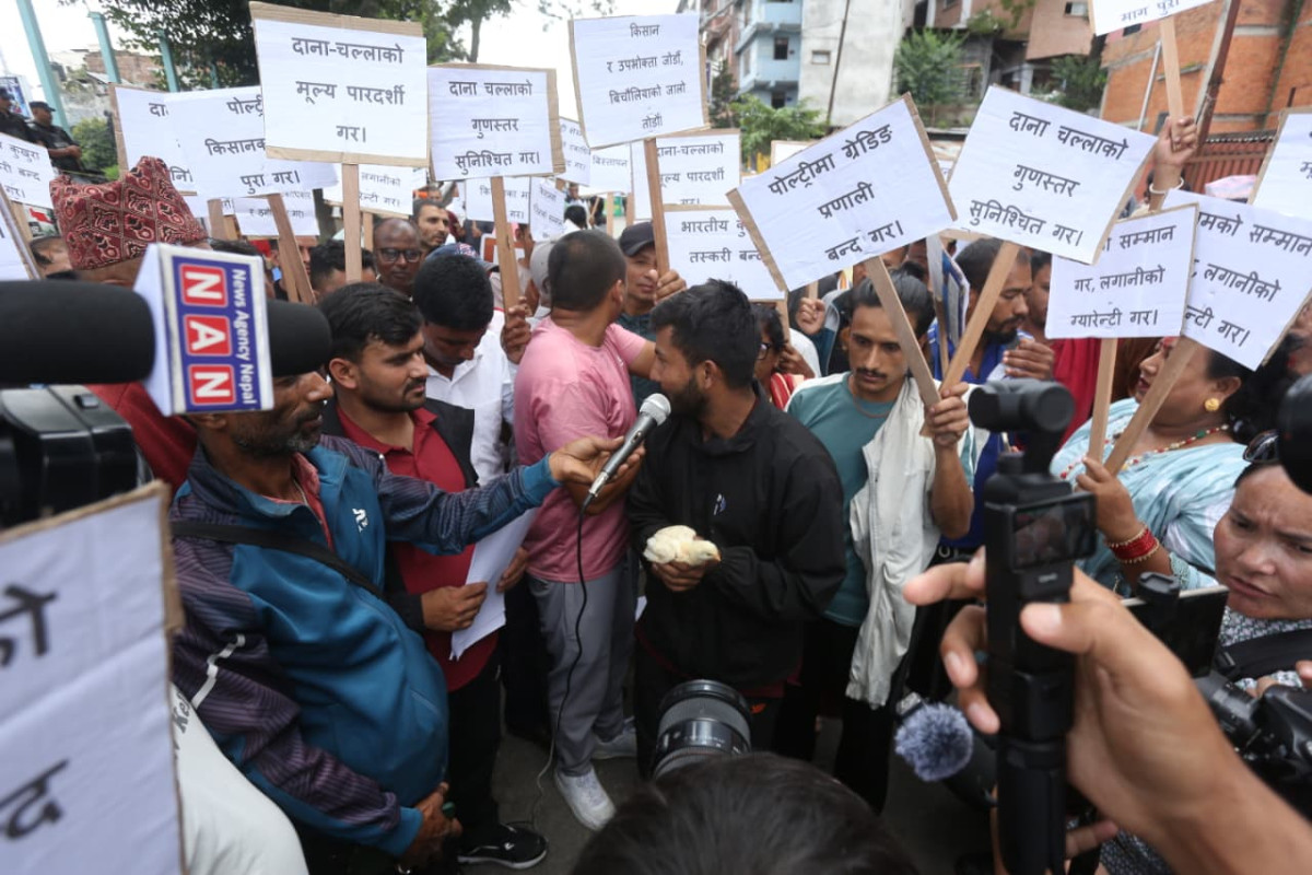 भारतीय कुखुरा र चल्लाको अवैध तस्करी नियन्त्रण गर्न माग गर्दै माइतीघरमा प्रदर्शन