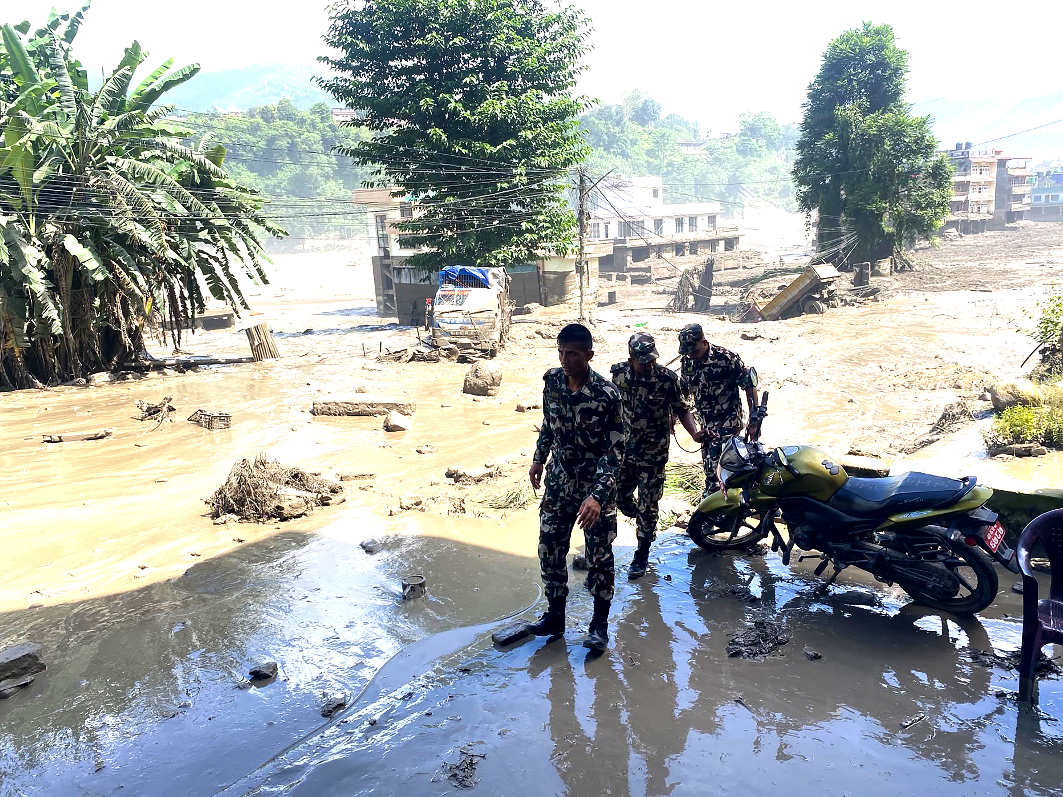 बाढीका कारण सम्पर्कविहीन भएका ८२६ जनाको खोजी चल्दै