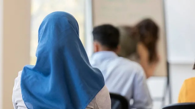 अस्ट्रियामा १४ वर्षमुनिका छात्राका लागि टाउकाे छाेप्ने कपडा लगाउन प्रतिबन्ध