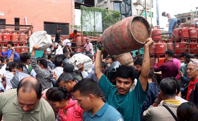 पोहोरको तुलनामा ग्यासको आयात र बिक्री धेरै, उपभोक्ता भने लाइनमा