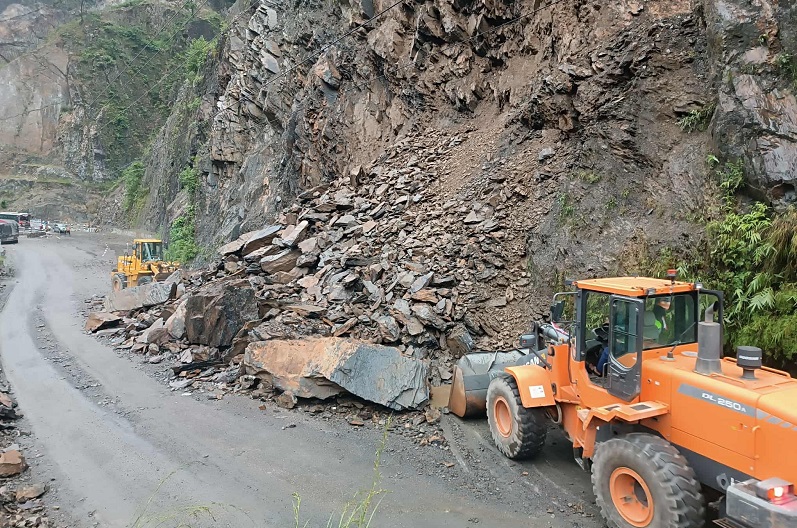 पहिरोले ७ वटा मुख्य राजमार्ग र अन्य सडक अवरुद्ध