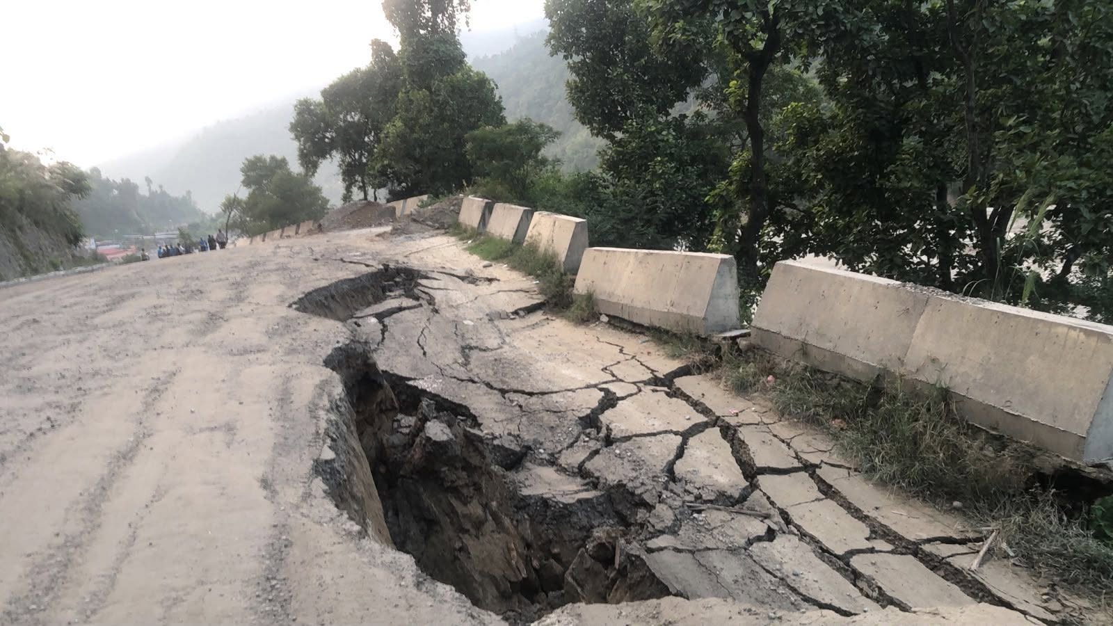 अवरुद्ध पृथ्वी राजमार्गमा भित्तातर्फको भाग काटिँदै, बेलुकासम्म खुल्ने