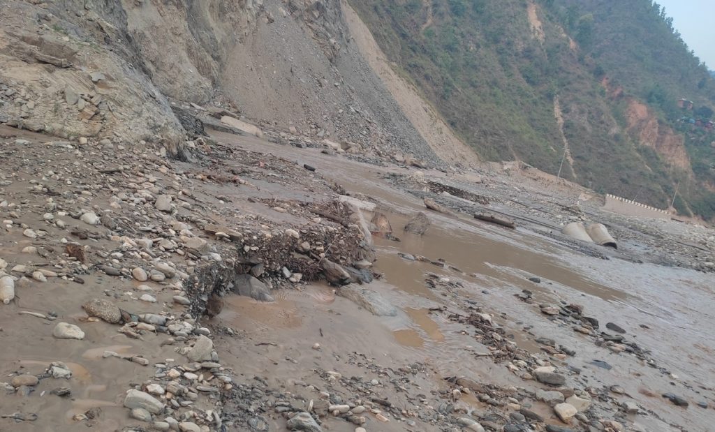 वर्षाका कारण १२ भन्दा बढी सडक खण्ड पूर्ण रूपमा अवरुद्ध